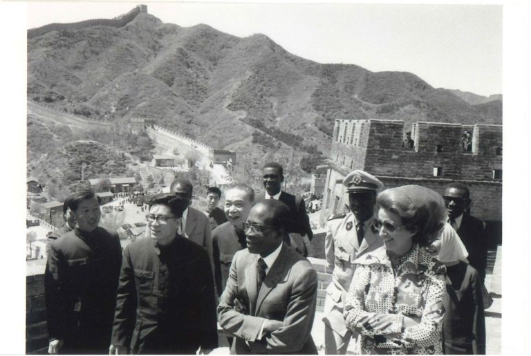 Léopold Sédar Senghor à la Grande Muraille de Chine, 1974