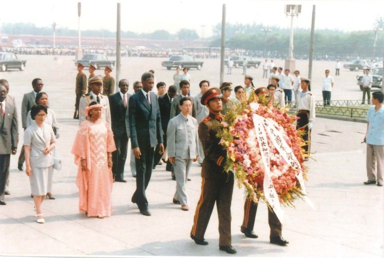 Pose d'une gerbe de fleurs au Monument aux Morts, 1984